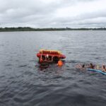 En gruppe unge bliver trukket efter en båd på en oppustelig hotdog-pude i Amazonas-floden